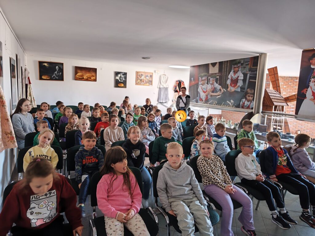 Dzieci siedzą i oglądają