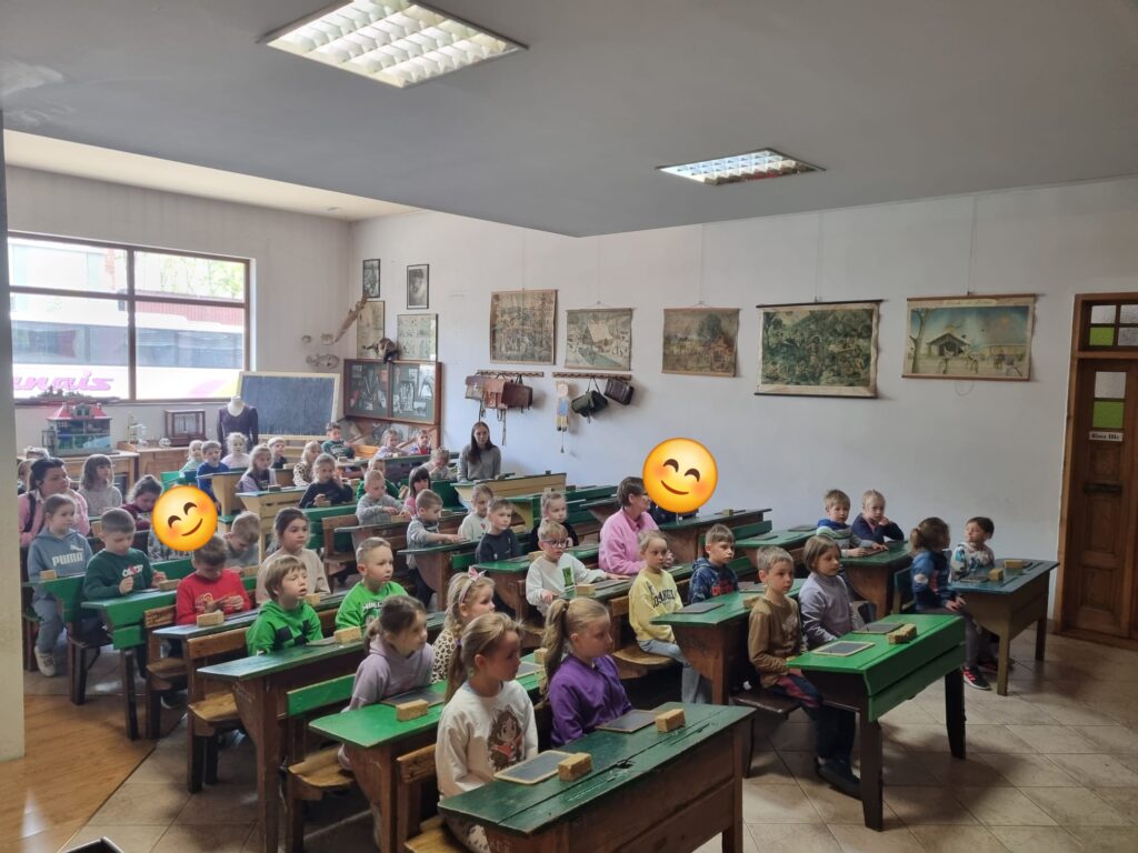 Dzieci siedzą w dawnej szkole.