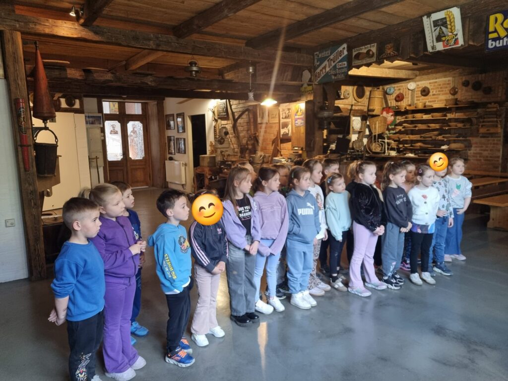Dzieci zwiedzają muzeum