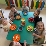 Dzieci degustują owoce w czekoladzie