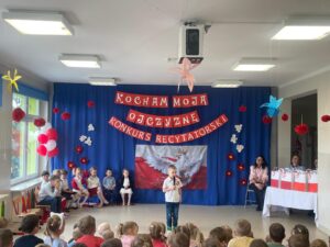 Dzieci recytują wiersze.