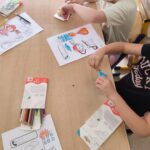 Dzieci w trakcie wykonywania pracy plastycznej.