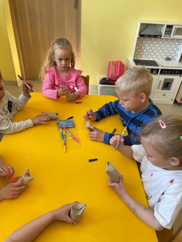Dzieci biorą udział warsztatach przyrodniczych.