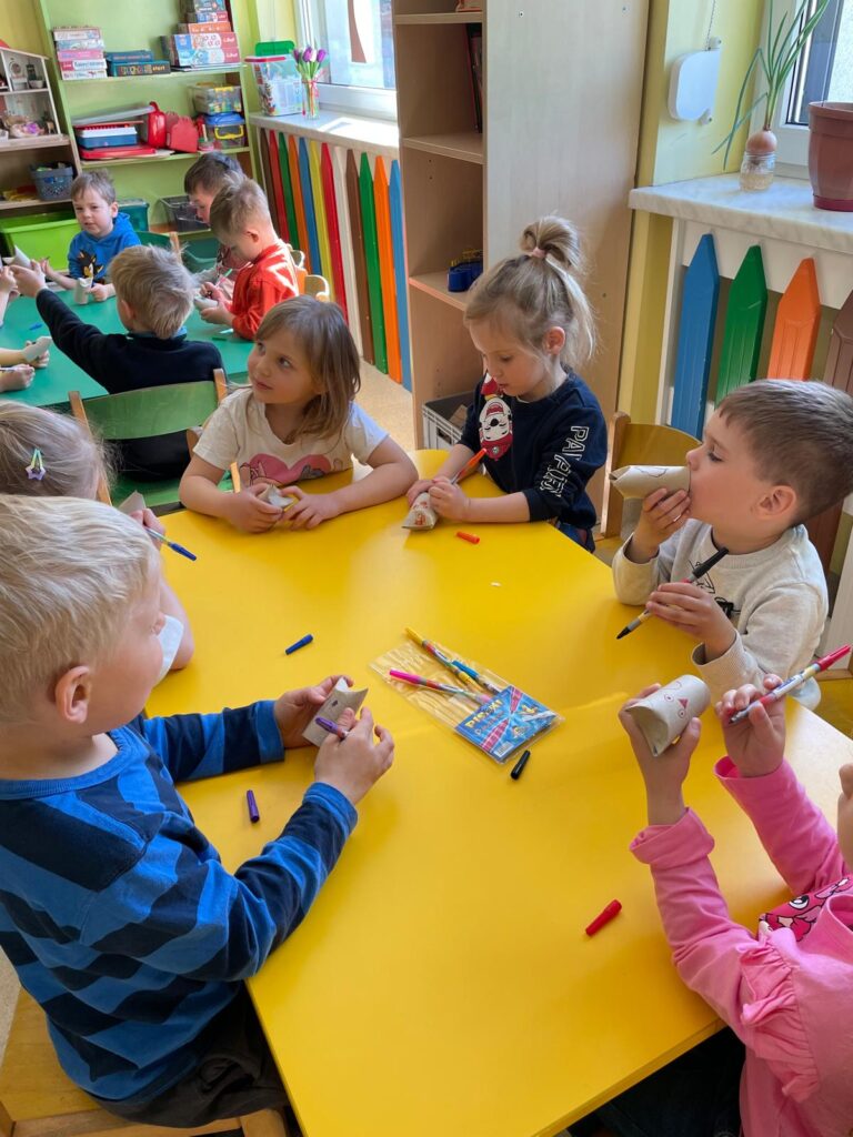 Dzieci biorą udział warsztatach przyrodniczych.
