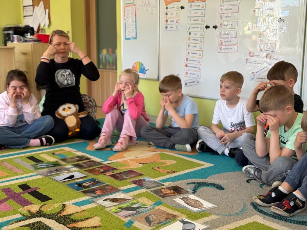 Dzieci biorą udział warsztatach przyrodniczych.