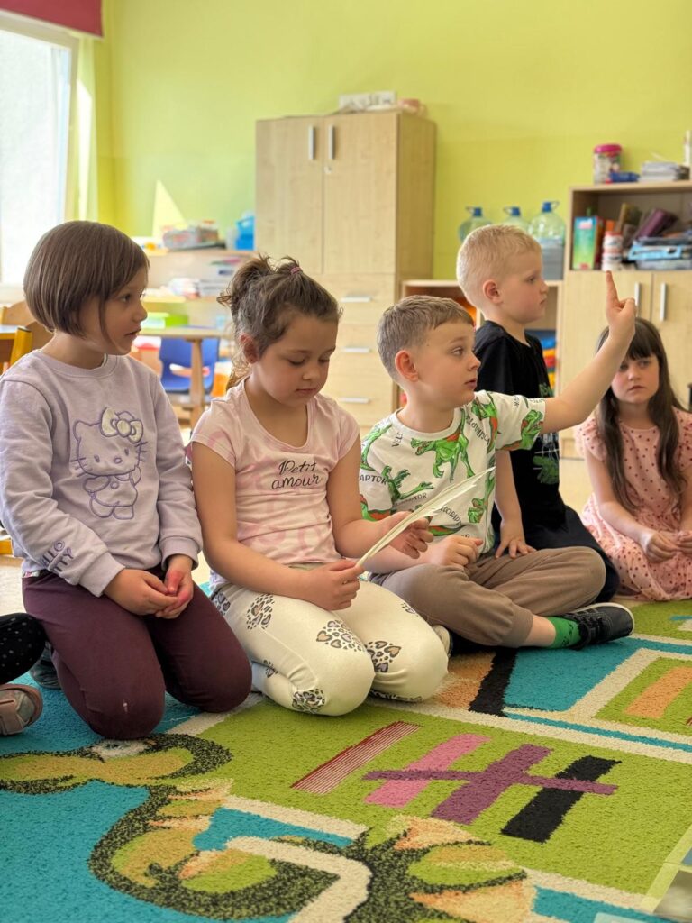 Dzieci biorą udział warsztatach przyrodniczych.