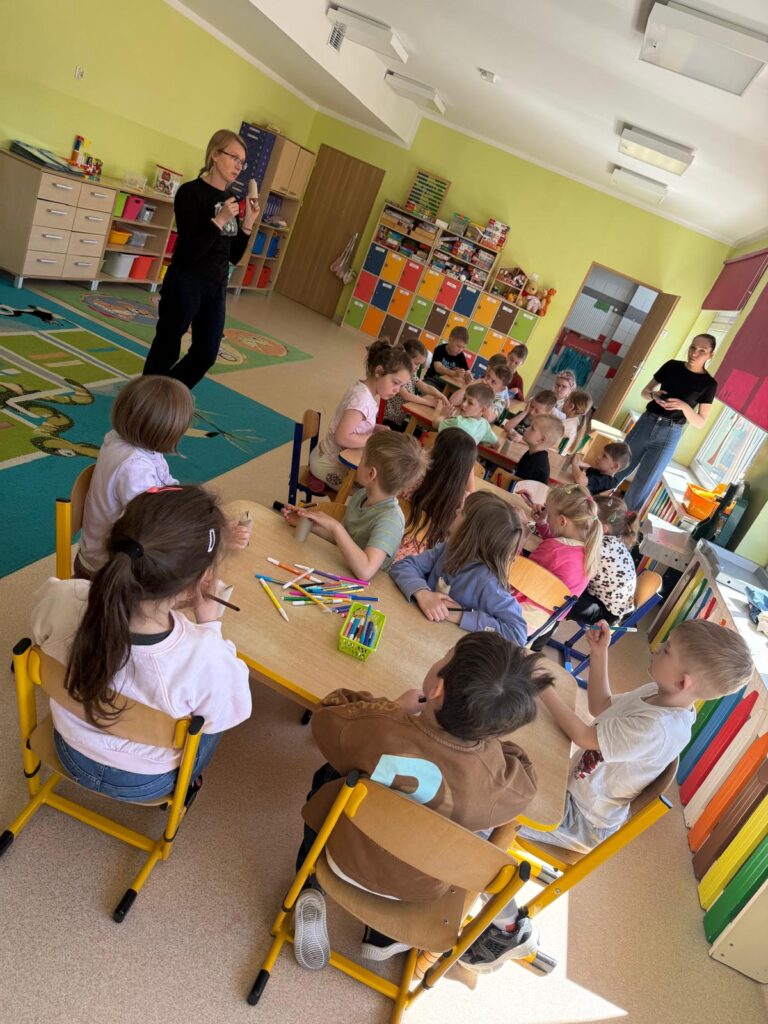 Dzieci biorą udział warsztatach przyrodniczych.