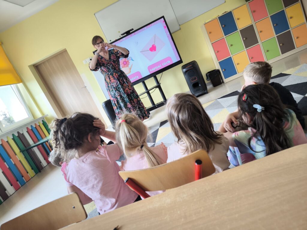 Dzieci biorą udział w zajęciach, rozmawiają o uczuciach.