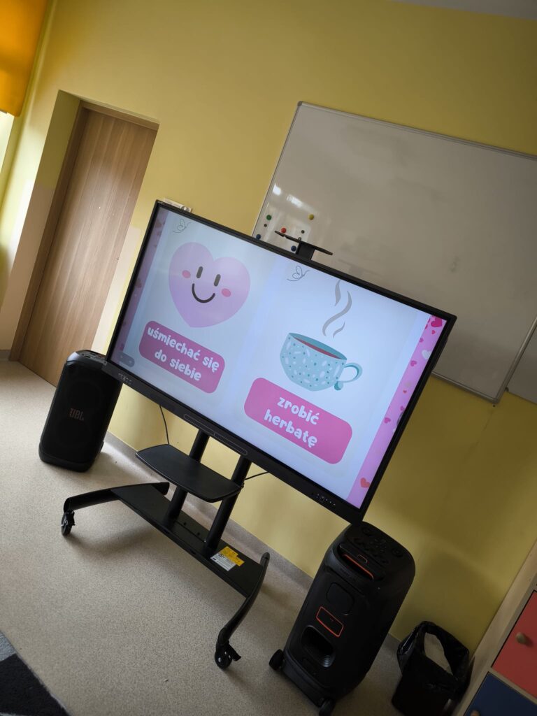 Dzieci biorą udział w zajęciach, rozmawiają o uczuciach.