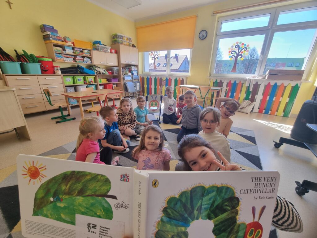 Dzieci biorą udziału w zajęciach angielskiego.