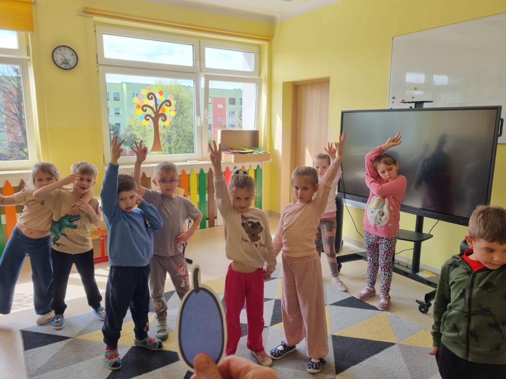 Dzieci biorą udziału w zajęciach angielskiego.