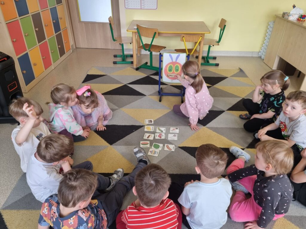 Dzieci biorą udziału w zajęciach angielskiego.