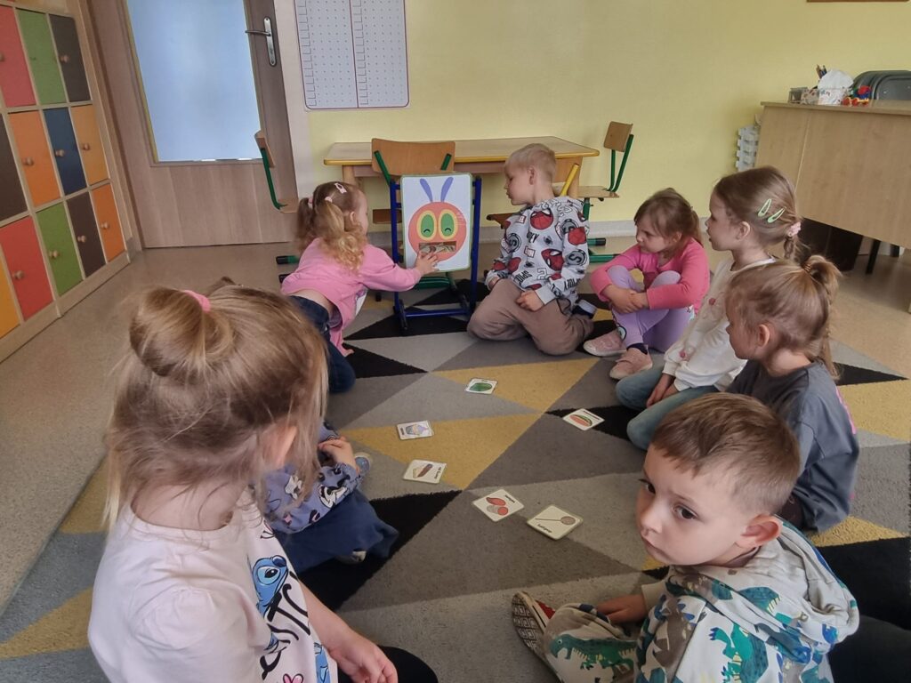 Dzieci biorą udziału w zajęciach angielskiego.