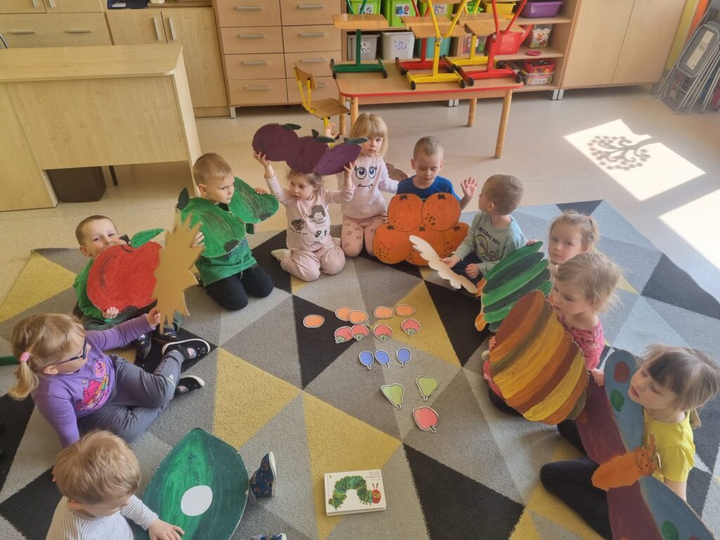 Dzieci biorą udziału w zajęciach angielskiego.