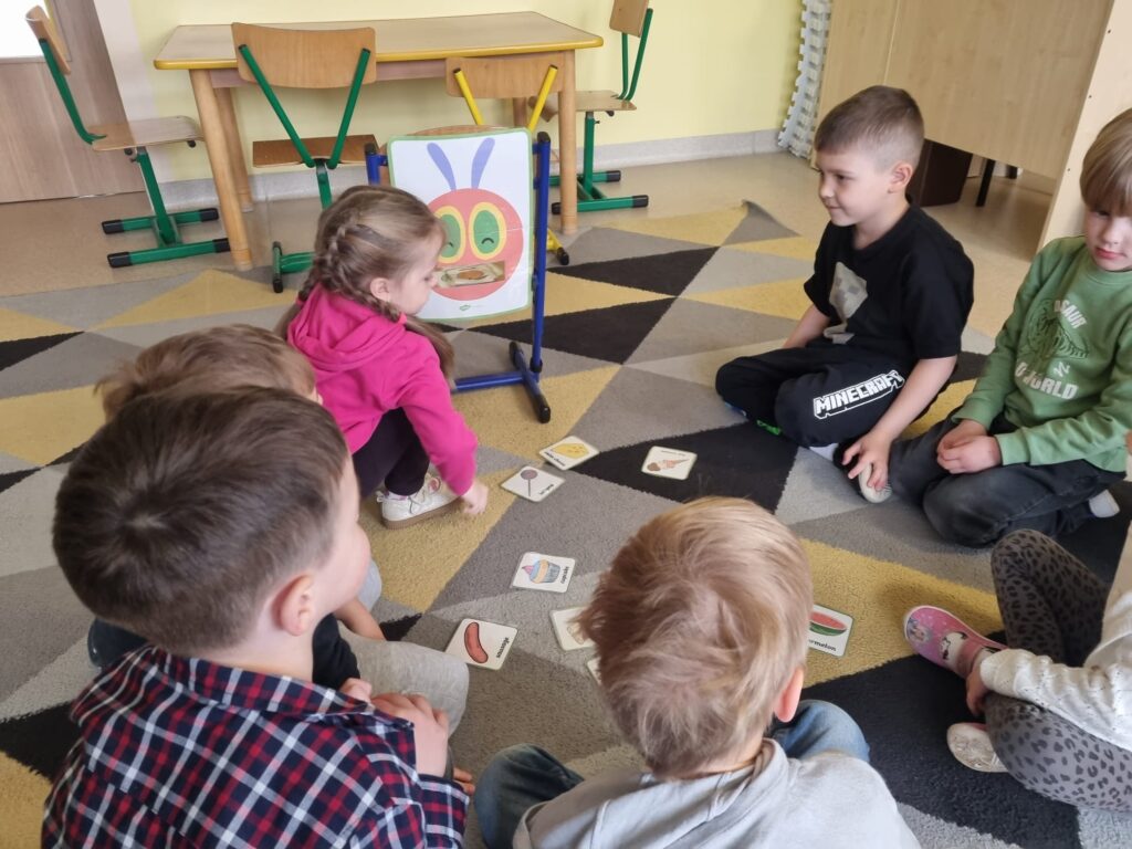 Dzieci biorą udziału w zajęciach angielskiego.