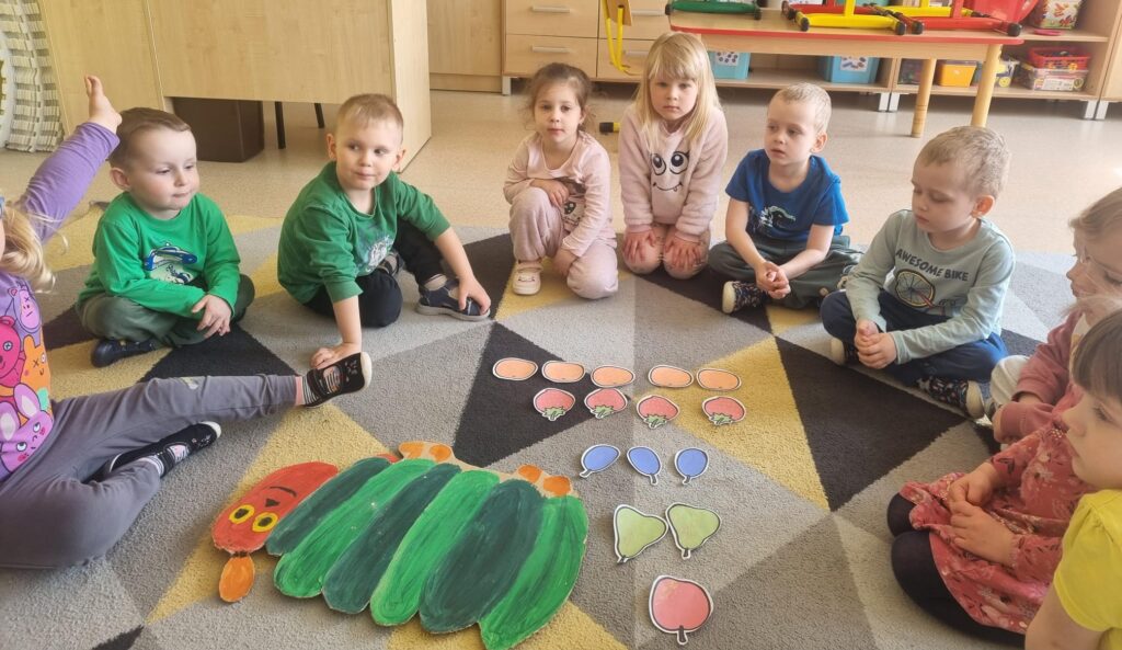 Dzieci biorą udziału w zajęciach angielskiego.