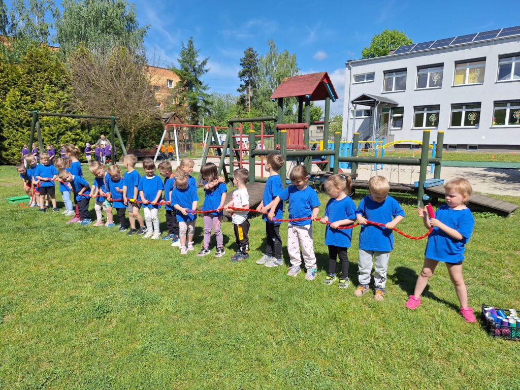 Zabawy manipulacyjne nawlekanie elementów na linę.