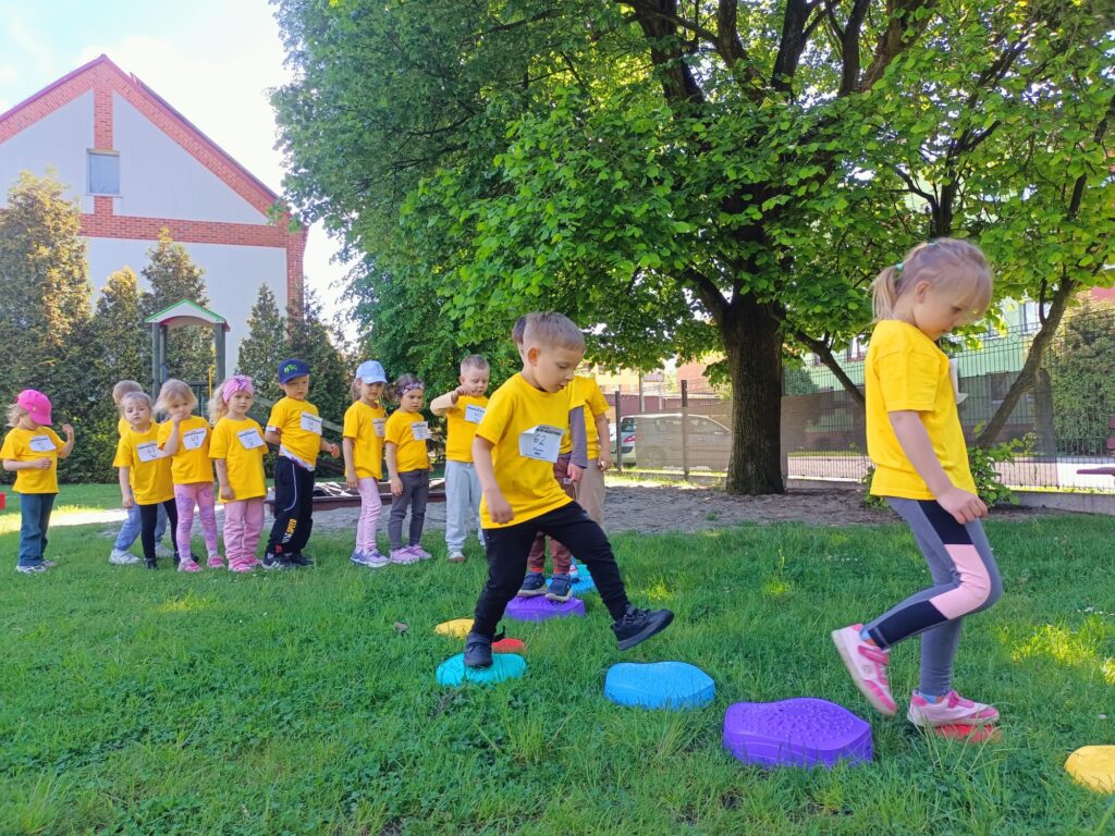 Dzieci wykonują zabawy ćwiczące równowagę