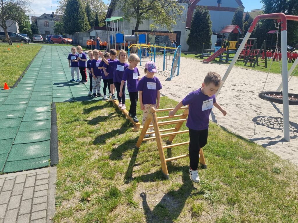 Zabawy dzieci na torze przeszkód.