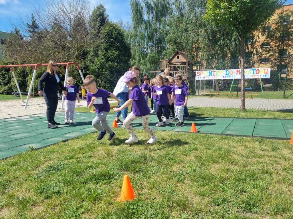 Dzieci biorą udział w zawodach biegowych.