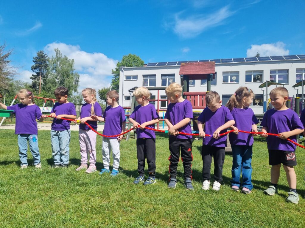 Zabawy manipulacyjne nawlekanie elementów na linę.
