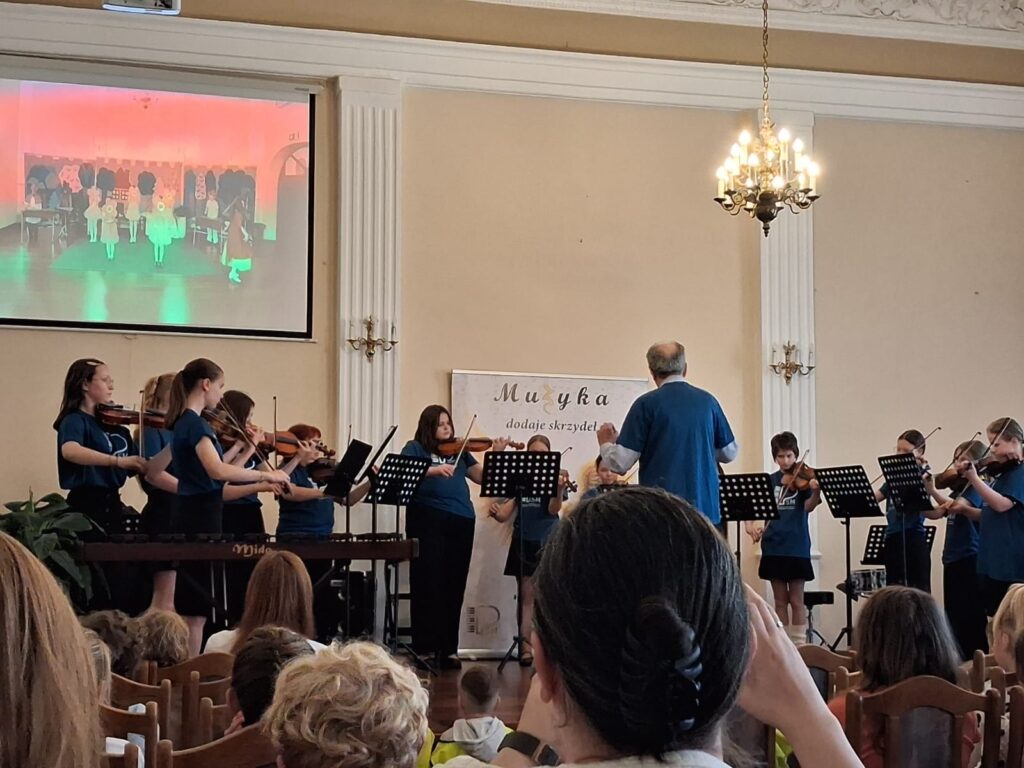 Występ w Szkole Muzycznej, granie na instrumencie.