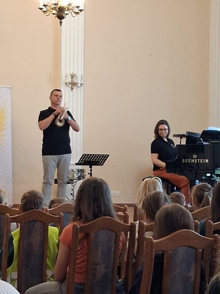 Występ w Szkole Muzycznej, granie na instrumencie.