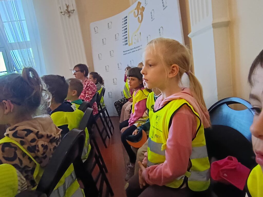 Dzieci oglądają występ.