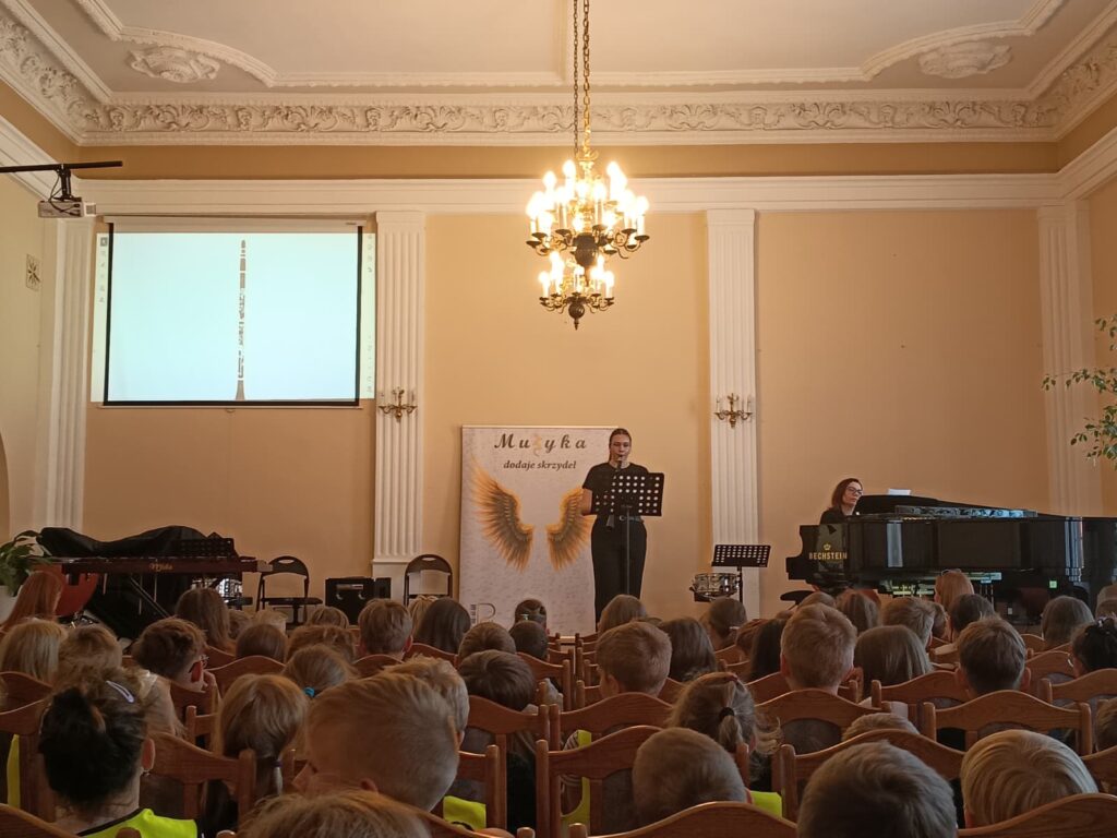 Występ w Szkole Muzycznej, granie na instrumencie.