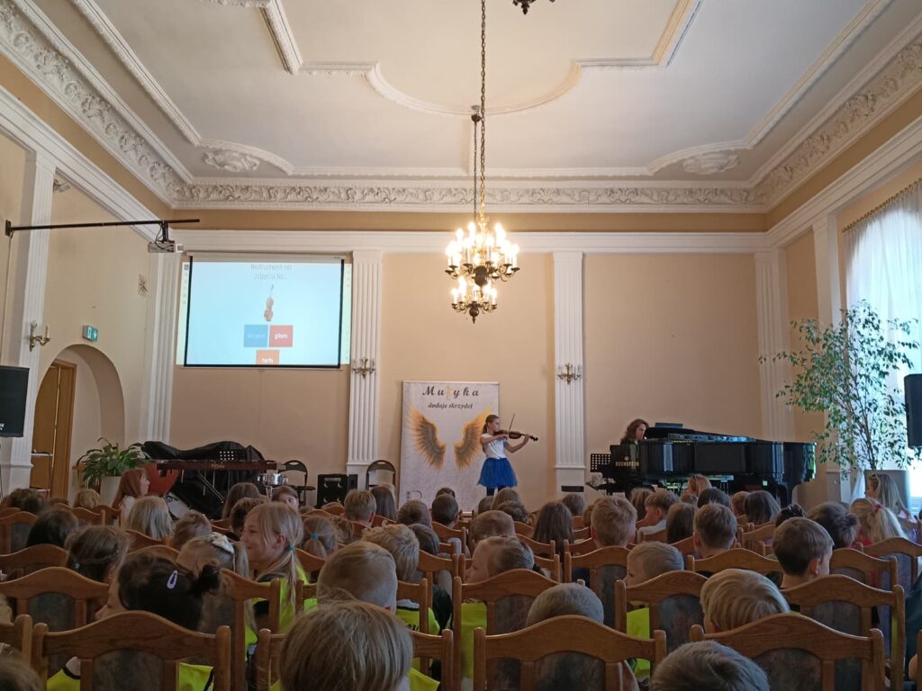 Występ w Szkole Muzycznej, granie na instrumencie.