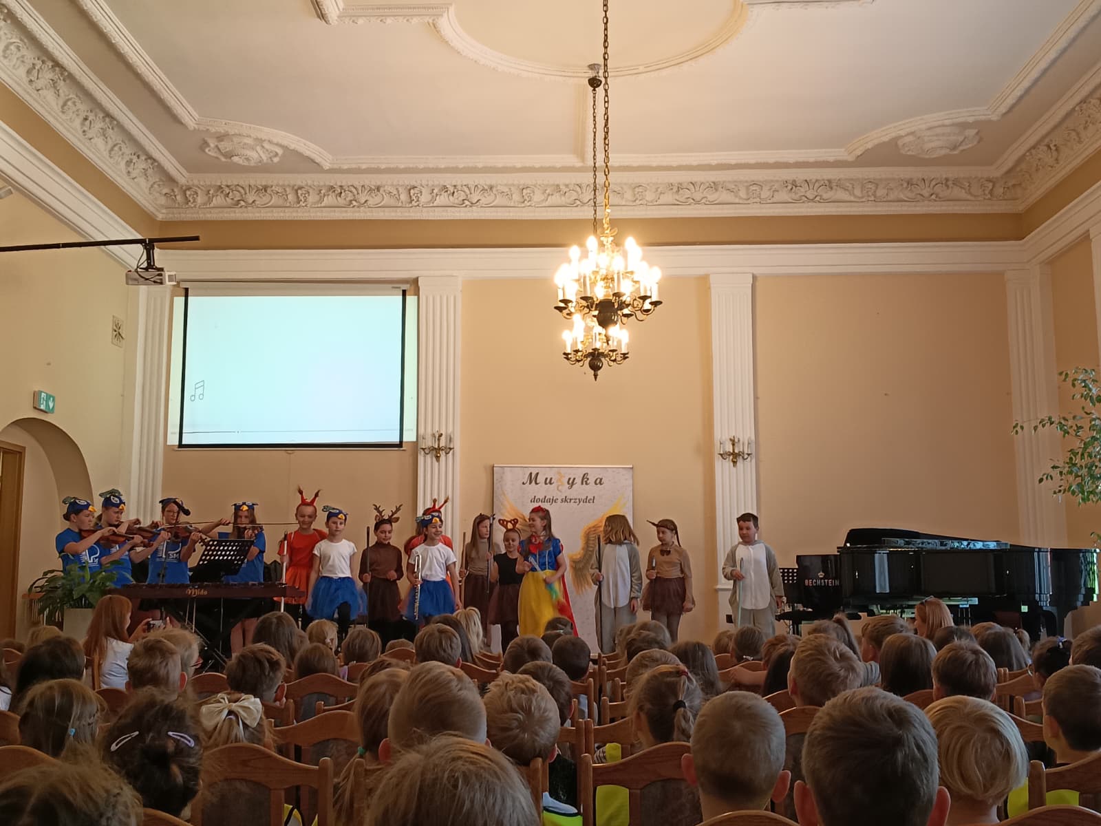 Występ w Szkole Muzycznej, granie na instrumencie.