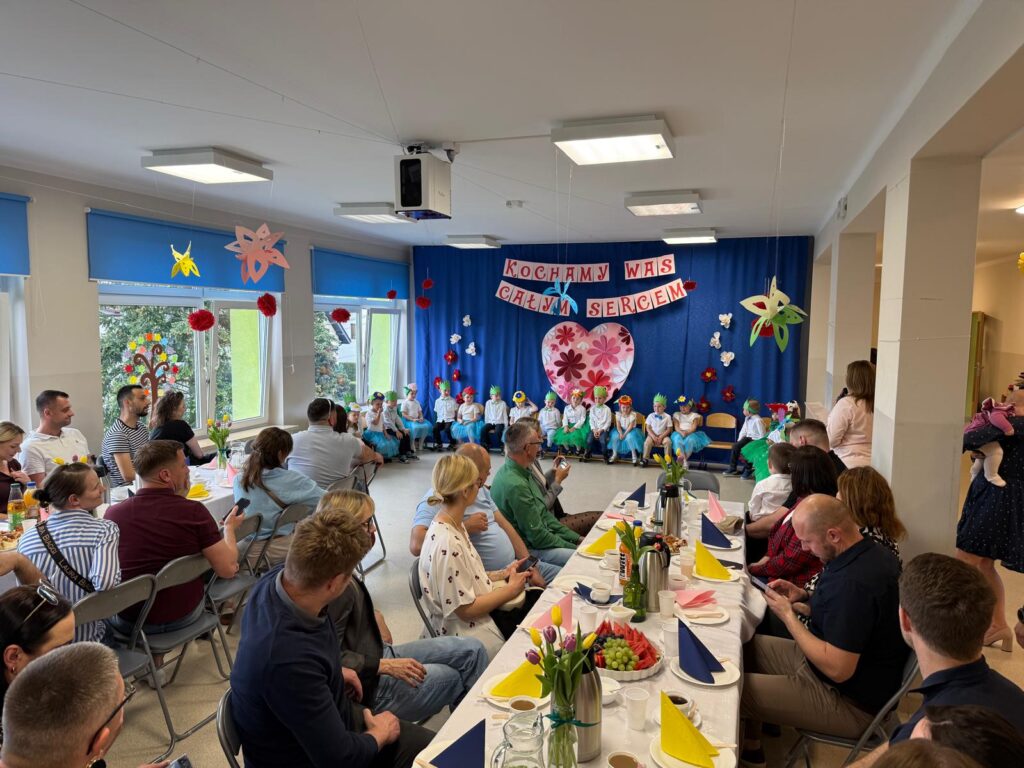 Występ artystyczny z okazji Dnia Rodzinny.