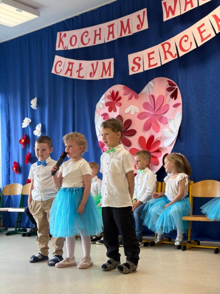 Występ artystyczny z okazji Dnia Rodzinny.