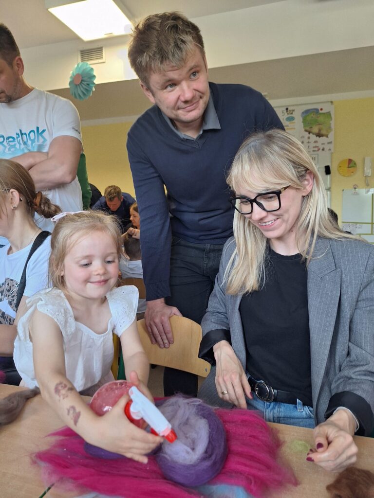 Dzieci biorą udział w warsztatach plastycznych.