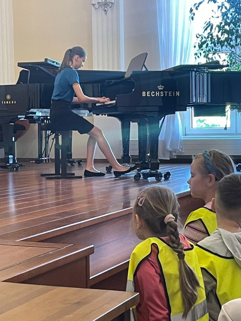 Występ w Szkole Muzycznej, granie na instrumencie.