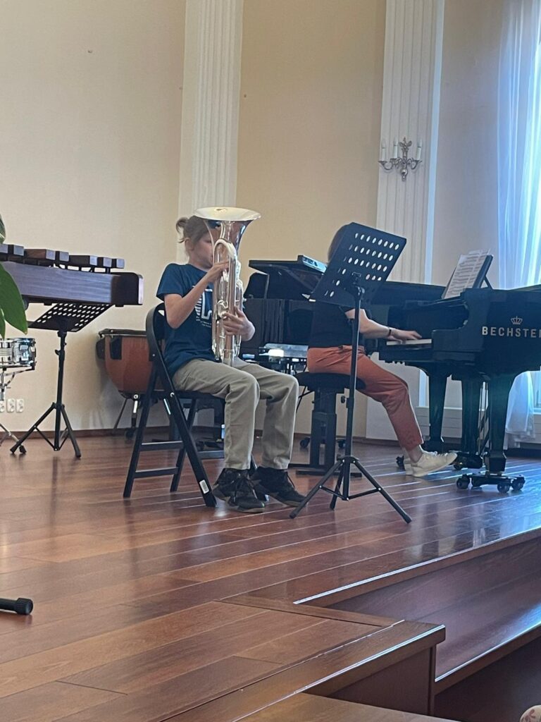 Występ w Szkole Muzycznej, granie na instrumencie.