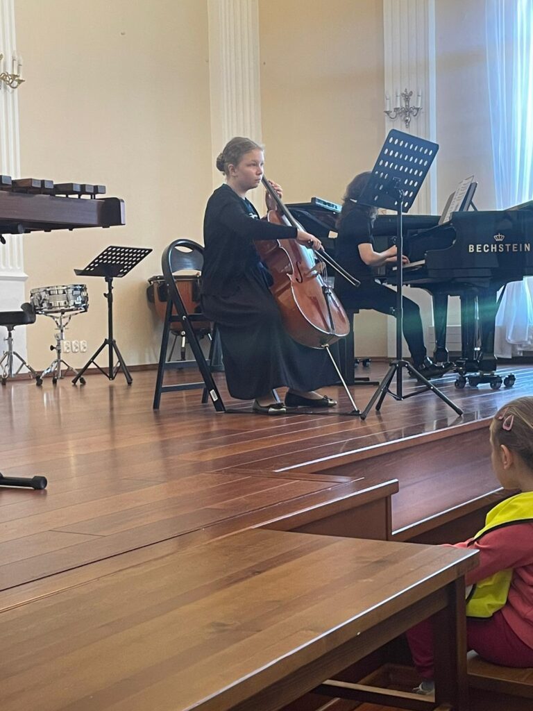 Występ w Szkole Muzycznej, granie na instrumencie.