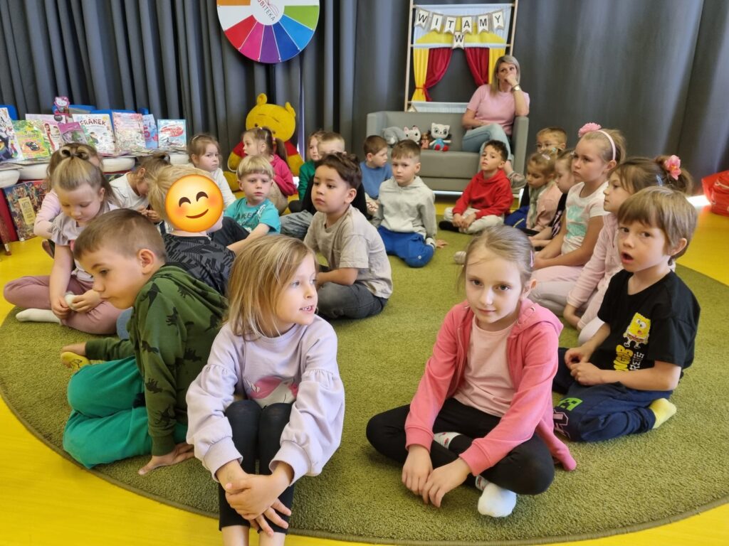 Dzieci uczestniczą w zajęciach bibliotecznych.