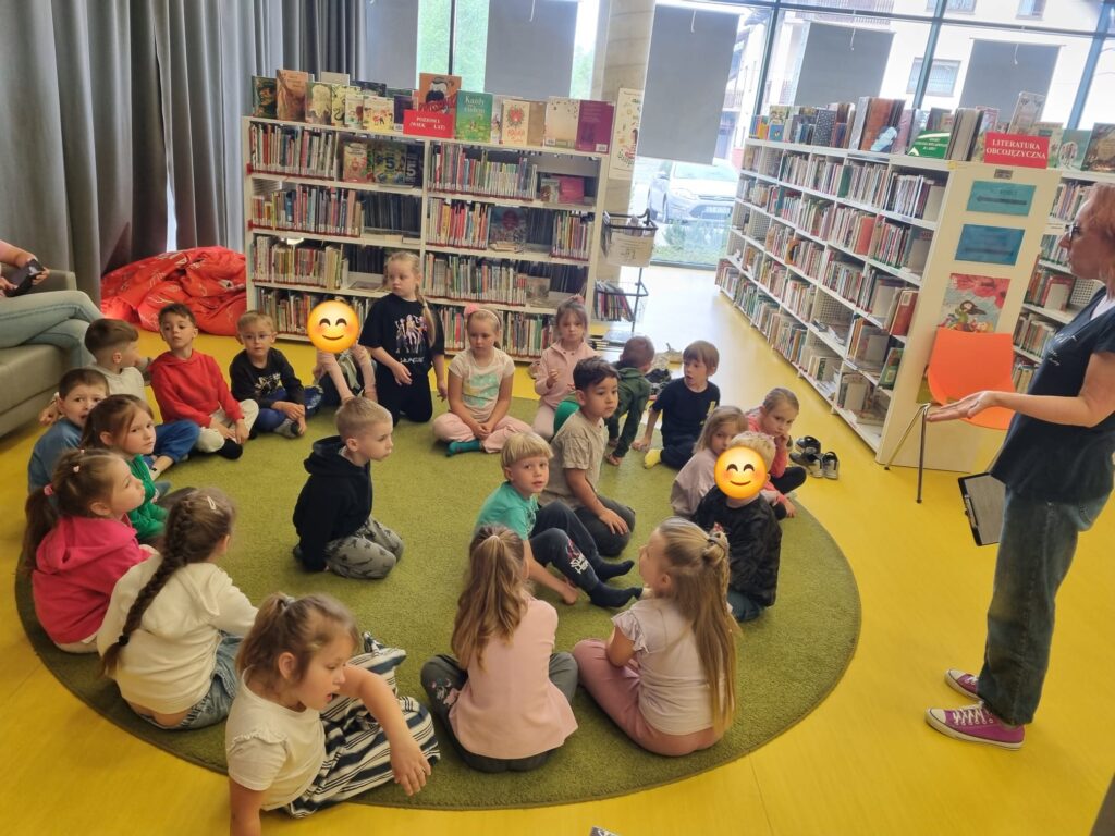 Dzieci uczestniczą w zajęciach bibliotecznych.