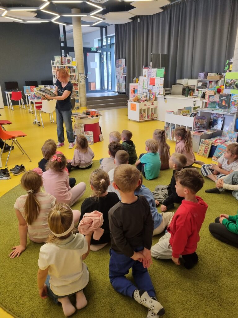 Dzieci uczestniczą w zajęciach bibliotecznych.