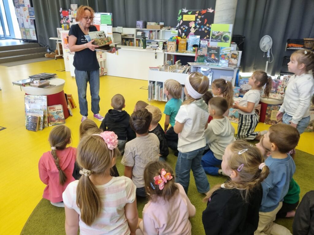 Dzieci uczestniczą w zajęciach bibliotecznych.