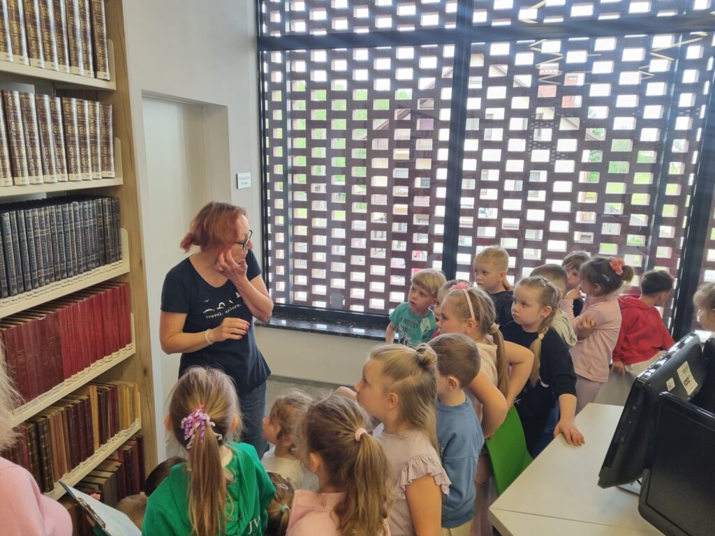 Dzieci uczestniczą w zajęciach bibliotecznych.