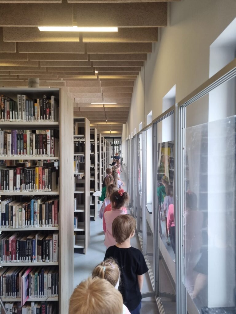Dzieci uczestniczą w zajęciach bibliotecznych.