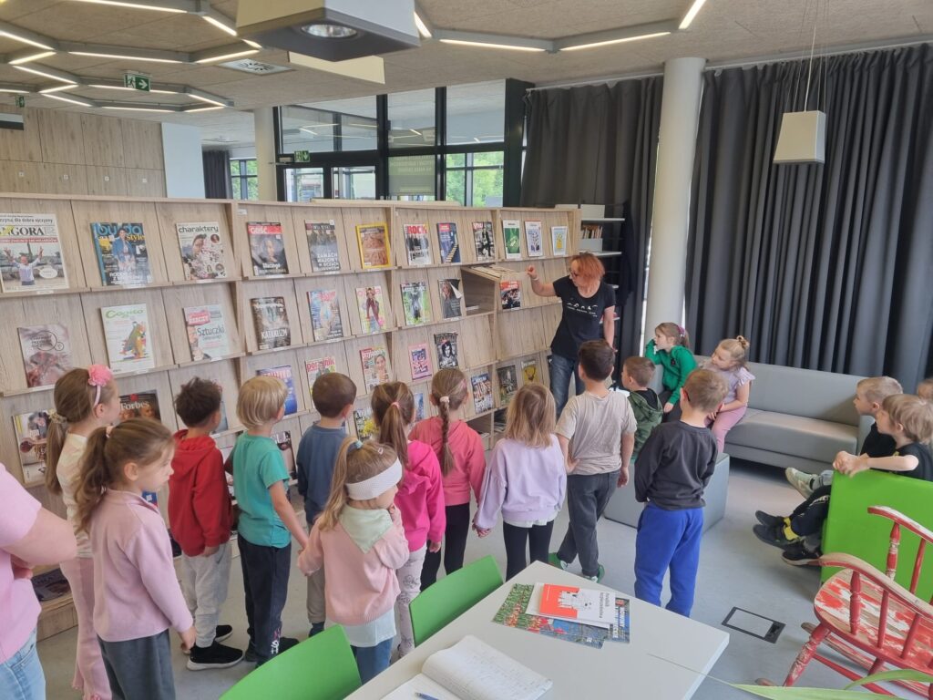 Dzieci uczestniczą w zajęciach bibliotecznych.