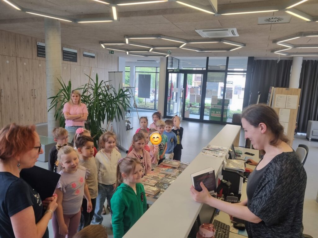 Dzieci uczestniczą w zajęciach bibliotecznych.