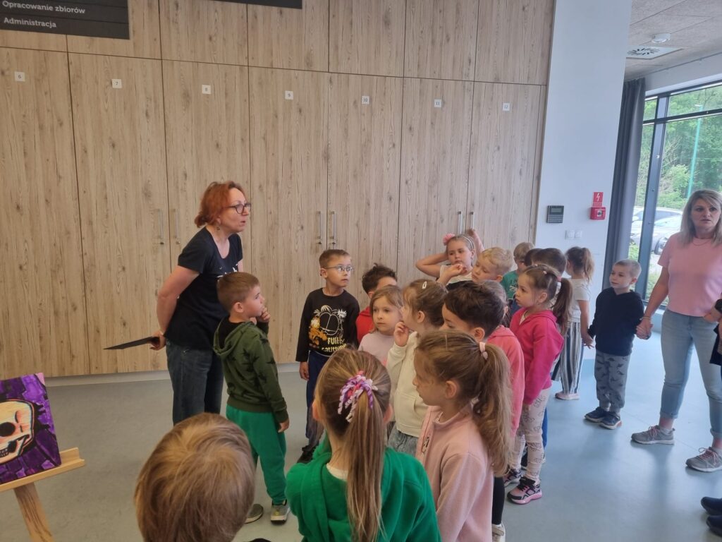 Dzieci uczestniczą w zajęciach bibliotecznych.