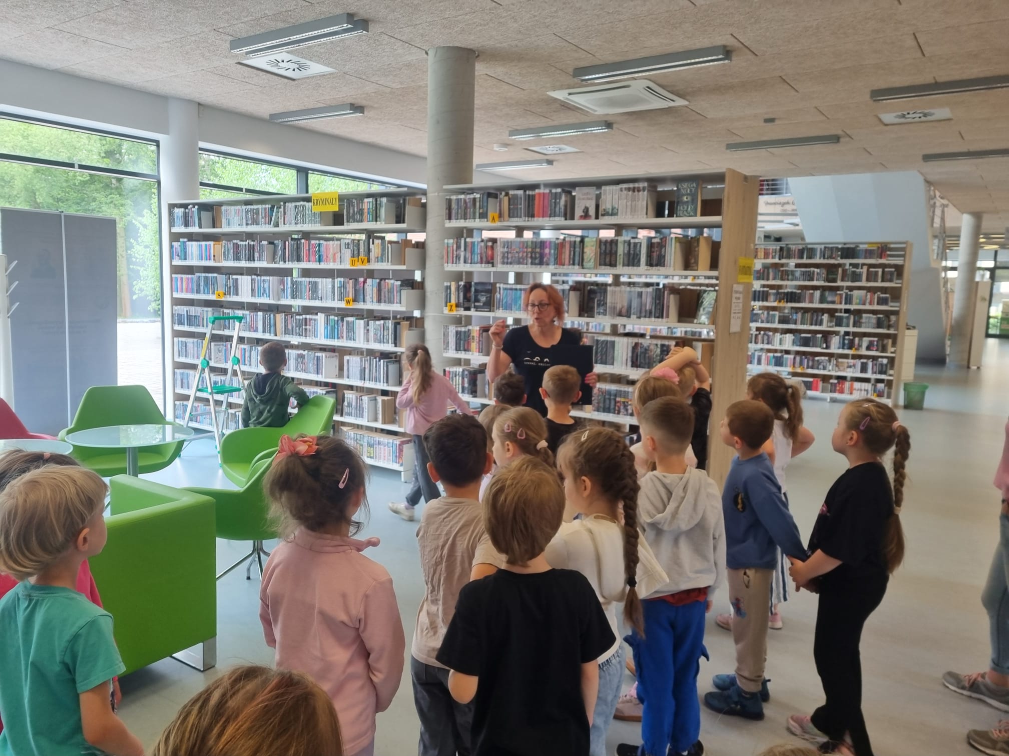 Dzieci uczestniczą w zajęciach bibliotecznych.