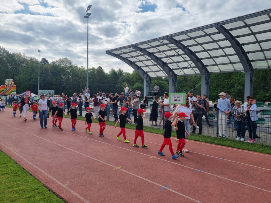 Dzieci idą w przemarszu.