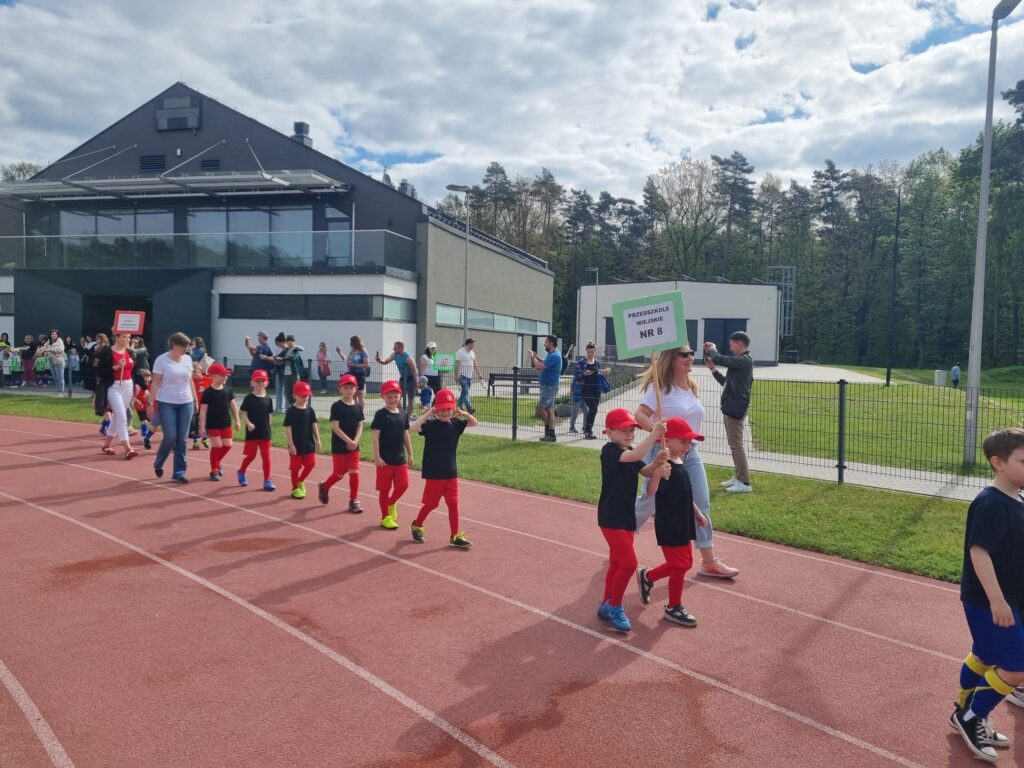 Dzieci idą w przemarszu.