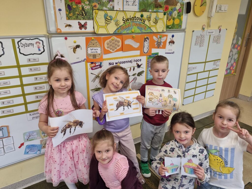 Dzieci wskazują odpowiednie etapy cyklu rozwoju pszczoły.